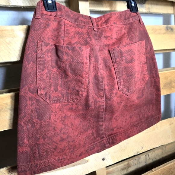 BDG Urban Outfitters mini skirt Size S copper/burnt orange snake print - Picture 5 of 7